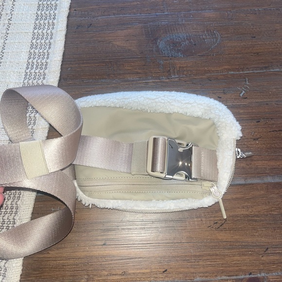 Lululemon Everywhere Fleece Belt Bag - Picture 4 of 5